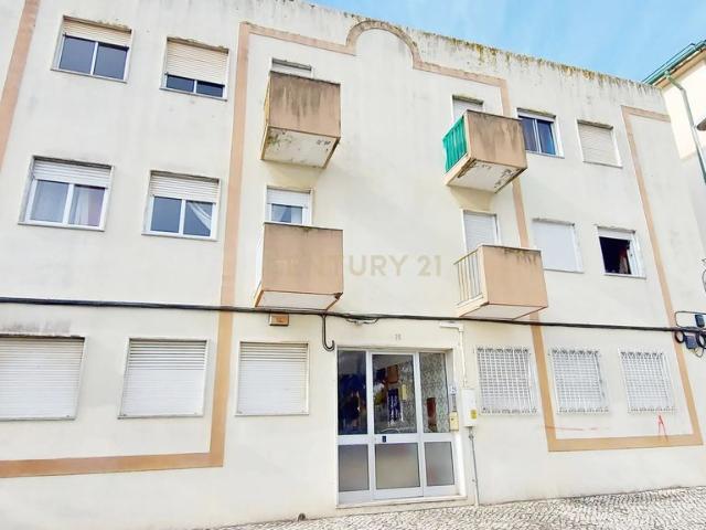 Apartamento T2 com Varanda e Potencial de Recuperao em Almada