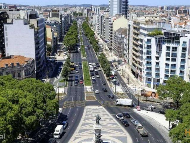 Apartamento T2 + 1, com 3 frentes e terraço Saldanha Lisboa | 26083442803