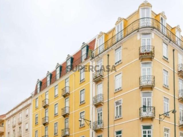 Apartamento T2 + 1, com varanda, em Campo de Ourique