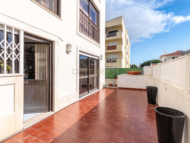 Apartamento T2 + 1 | Jardim e Estacionamento junto à Praia