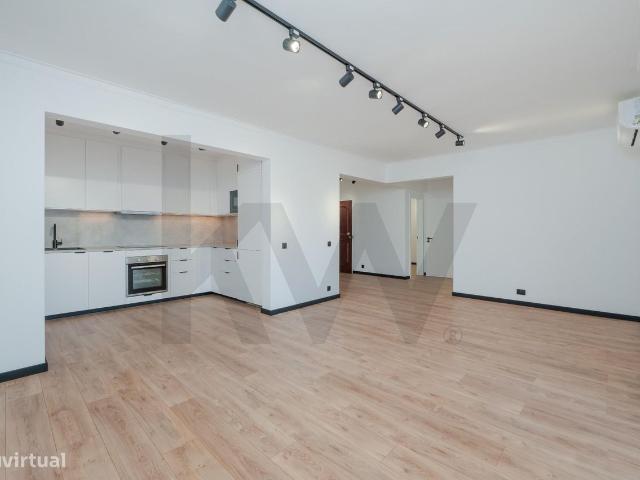 Apartamento T2 + 1 totalmente remodelado no sto aproveitado e remod