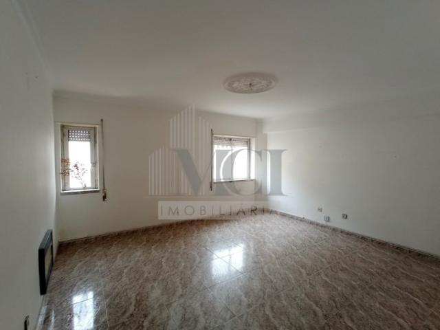 Apartamento T2, 2º piso, a necessitar de algumas obras no Centro do Carregado!