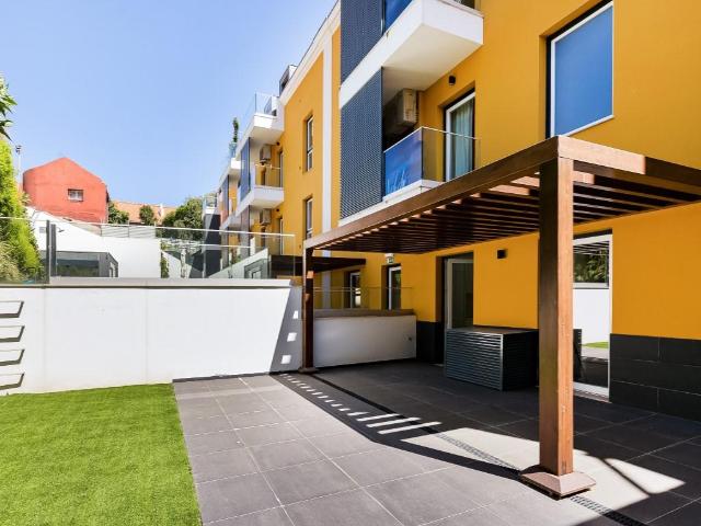 Apartamento T2, Terraço e Jardim privado, garagem e piscina. 111m² Estrela
