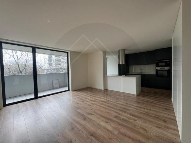 Apartamento T2 Terraço, garagem 2 lugares e arrumo, Avª Fernão Magalhães, Porto