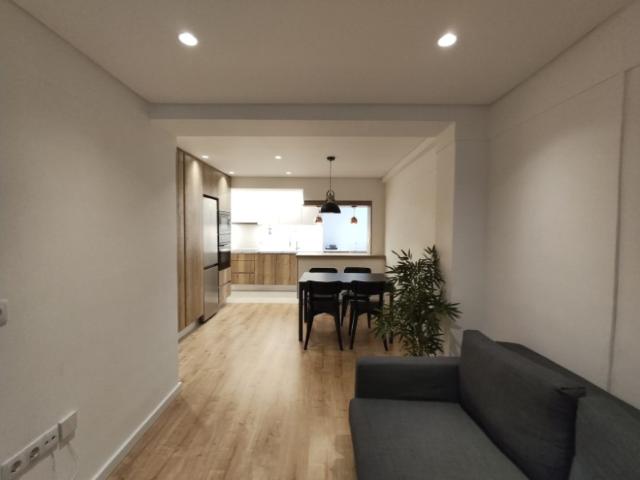 Apartamento T2 todo remodelado junto á Praça do Chile