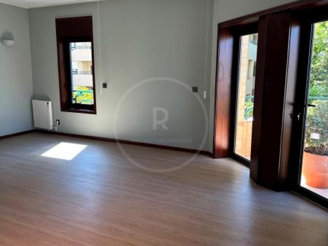 Apartamento T2 todo renovado com duas frentes