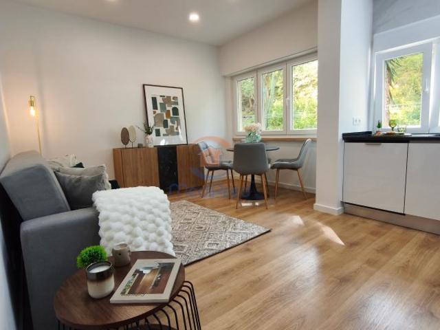 Apartamento T2 Totalmente Remodelado c/ Arrecadação de 27 m2 | Centro de Benfica, Lisboa