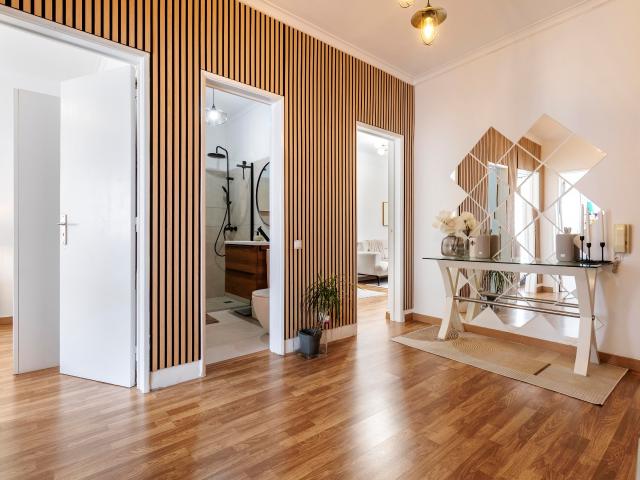 Apartamento T2 Totalmente Remodelado c/ Marquise no Cacém, Sintra