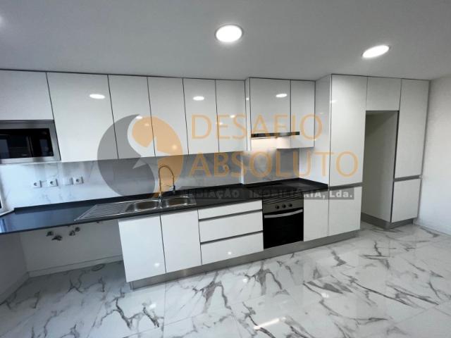 Apartamento T2, Totalmente Remodelado, C/ Parqueamento Torre Da Marinha