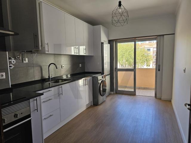 Apartamento T2 | Totalmente Remodelado | Cozinha Equipada | Arrecadação | Agualva Cacém