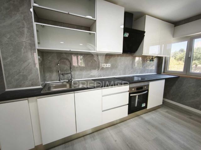 Apartamento T2 Totalmente Remodelado com Arrecadação