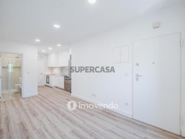 Apartamento T2 totalmente remodelado, com cozinha equipada, em Algés