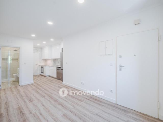 Apartamento T2 totalmente remodelado, com cozinha equipada, em Algés
