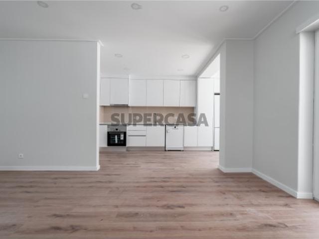 Apartamento T2 totalmente remodelado com duas varandas no centro do Montijo