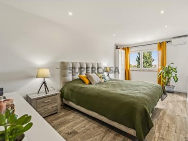 Apartamento T2 Totalmente Remodelado, com Garagem e Varanda Fogueteiro