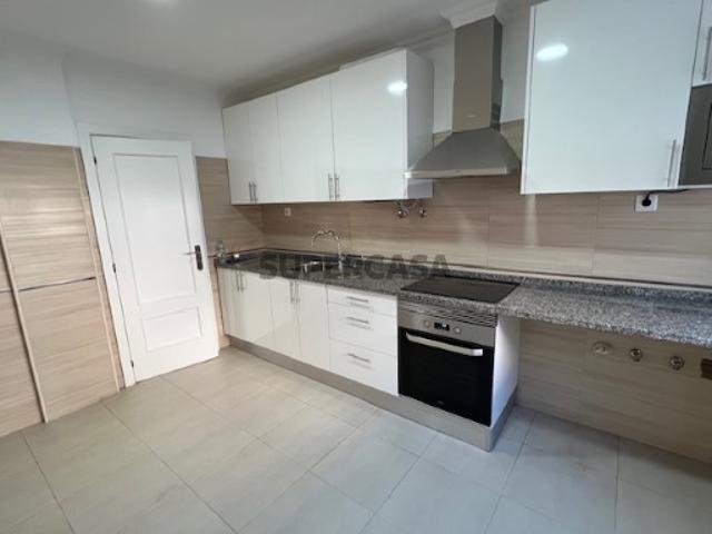 Apartamento T2 totalmente remodelado com garagem na Torre da Marinha