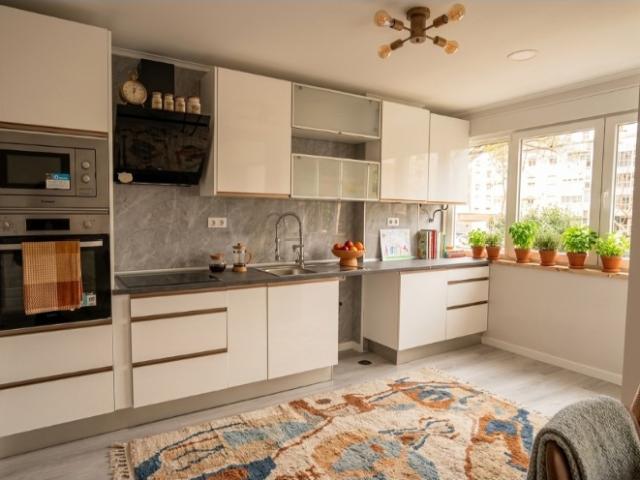Apartamento T2 Totalmente Remodelado com Varanda e Arrecadação
