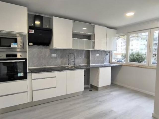 Apartamento T2 Totalmente Remodelado com Varanda e Arrecadação