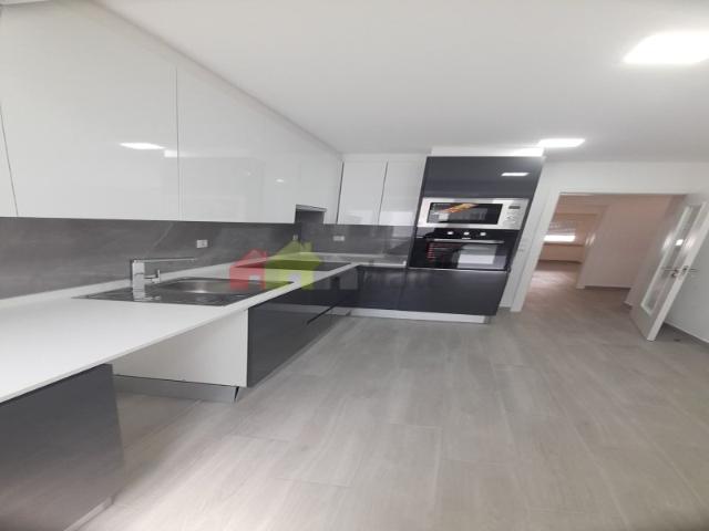 Apartamento T2 totalmente remodelado com 2 varandas