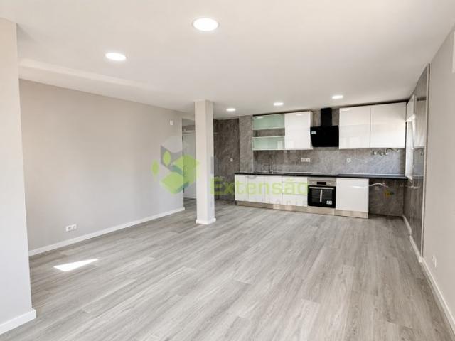 Apartamento T2 Totalmente Remodelado em Corroios | Conforto, Modernidade e Excelente Localização