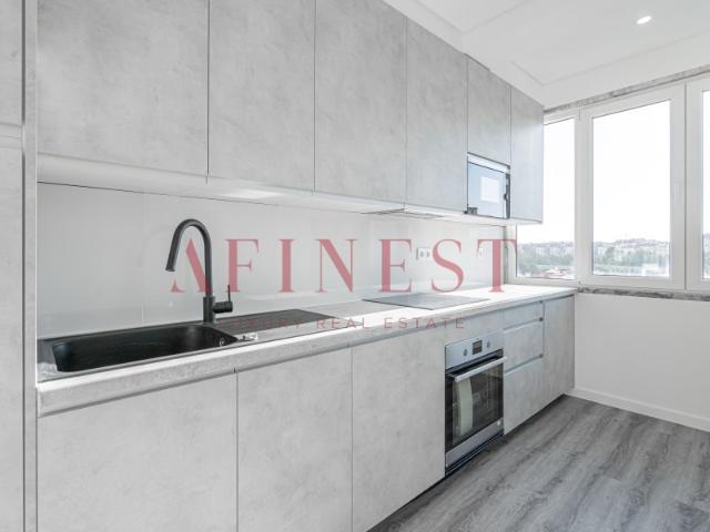 APARTAMENTO T2 TOTALMENTE REMODELADO EM QUELUZ