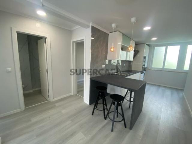 Apartamento T2 Totalmente Remodelado em zona Premium de Benfica | A 9 min a pé do Colombo ! Não perca a oportunidade, marque já a sua visita!