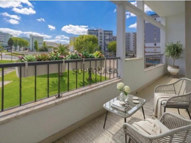 Apartamento T2 totalmente remodelado junto ao Hospital de São Bernardo com varanda, marquise e excelente exposição solar