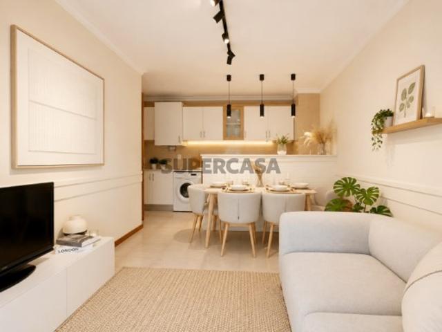Apartamento T2 totalmente remodelado, localizado na tranquila zona da Curia Anadia