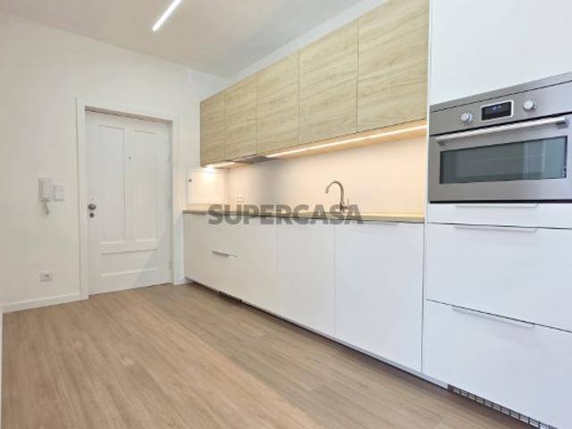 Apartamento T1 Totalmente Remodelado no Centro da Maia Junto ao Metro e Câmara