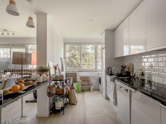Apartamento T2 totalmente remodelado, no centro de Oeiras