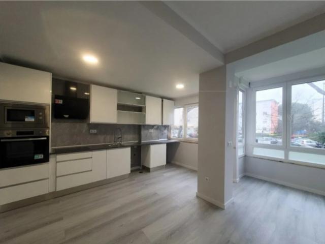 Apartamento T2 Totalmente Remodelado no Centro de Oeiras | Varanda | 2 WC