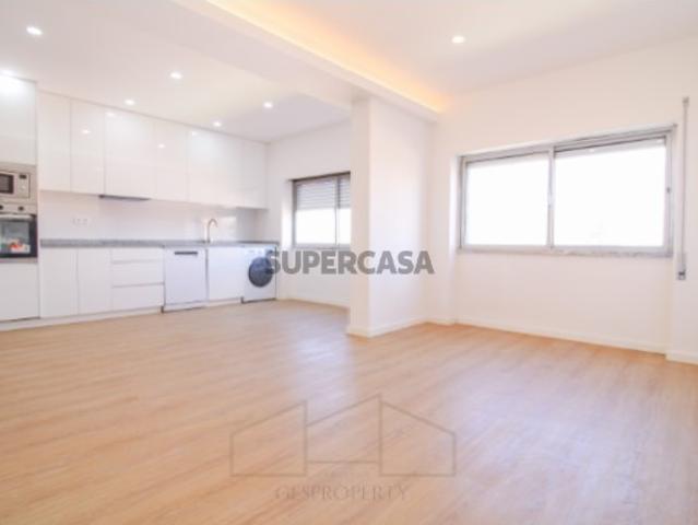Apartamento T2 totalmente remodelado no Feijó