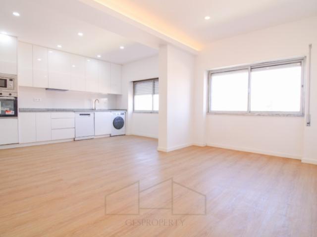 Apartamento T2 totalmente remodelado no Feijó
