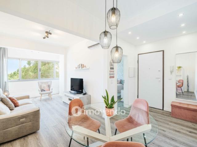 Apartamento T2 totalmente remodelado, nos Foros da Amora