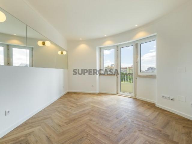 Apartamento T2 Totalmente Remodelado nas Amoreiras, Lisboa