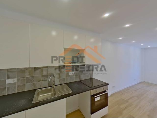 Apartamento T2, totalmente remodelado, situado em Queluz