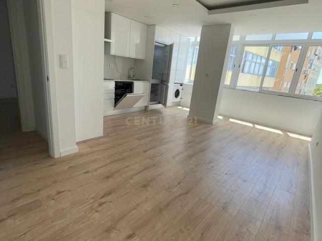 Apartamento T2, Totalmente Remodelado, Torre da Marinha, Seixal