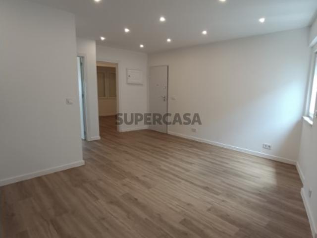 Apartamento T2 Totalmente Renovado | Centro de Queluz