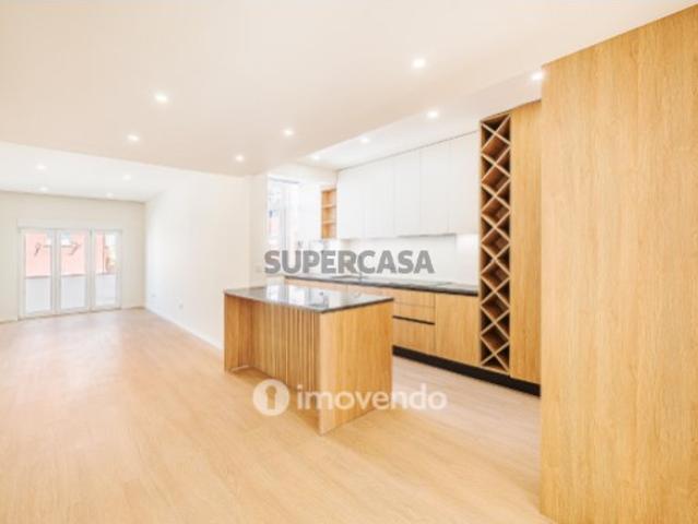 Apartamento T2 totalmente renovado e pronto a habitar, em Moscavide