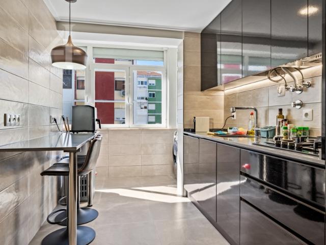 Apartamento T2 Totalmente Renovado em Bairro Familiar