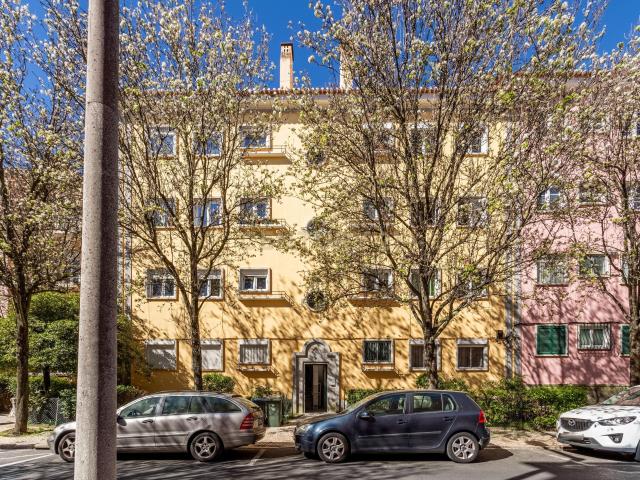 Apartamento T2 transformado em T3 com charme único em Alvalade