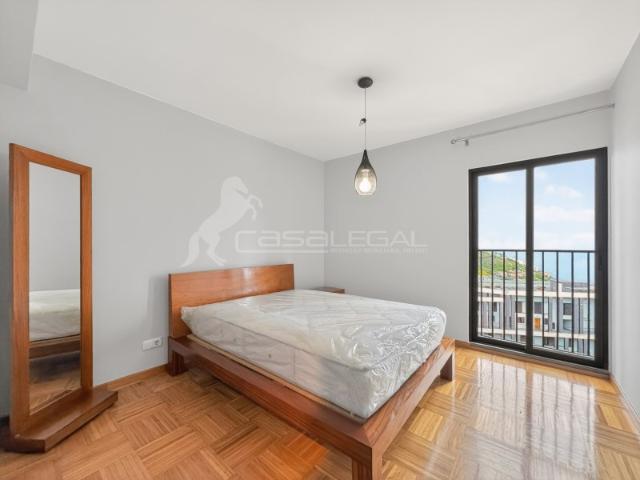 Apartamento T2, último andar, mobilado, varanda, vista mar
