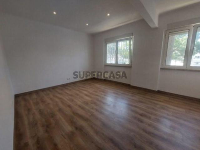 Apartamento T2 usado na Mina com Luz Natural e Boa Localização