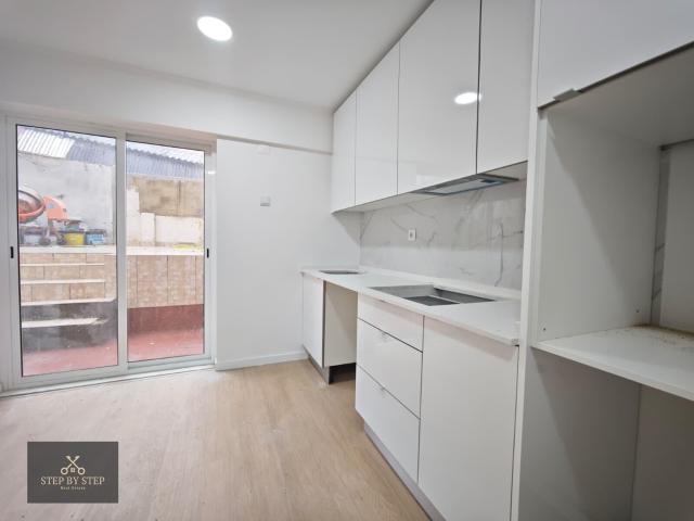 Apartamento T2 Venteira, totalmente remodelado, cozinha equipada, com quintal