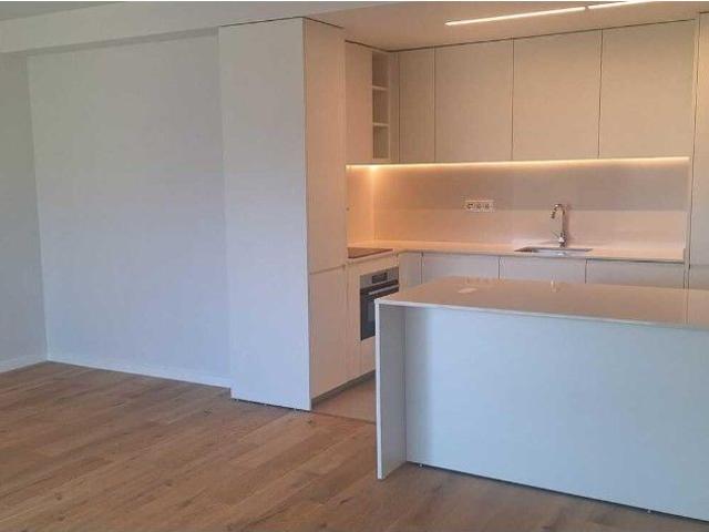 Apartamento T2, virado a sul, em condomnio com piscina, em Carnaxide