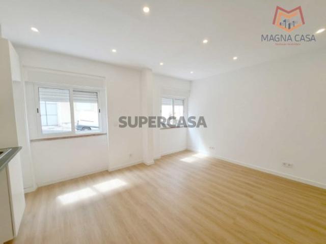Apartamento T2, a estrear, todo remodelado, para venda em Amadora, junto ao Centro Comercial Babilónia Lisboa