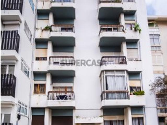 Apartamento T2 com arrecadação a venda no Estoril