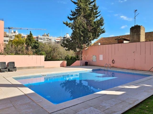 Apartamento T2 à venda — condomínio fechado com piscina, jardim, parqueamento e arrecadação