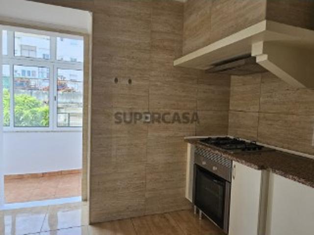Apartamento T2 Almada junto a Transportes, Comercio e Escolas