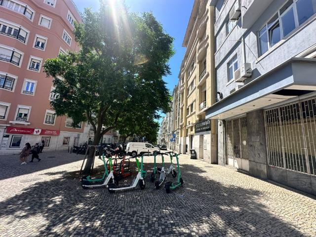 APARTAMENTO T2 AMOREIRAS Marquês de Pombal: T2 renovado com terraço de 20 m² virado a sul